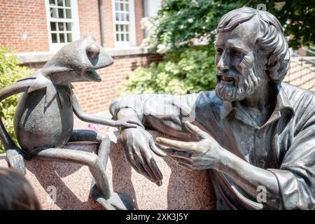 COLLEGE PARK, Maryland, USA – das Jim Henson Memorial an der University of Maryland zeigt eine Bronzestatue des berühmten Puppenspielers mit seiner berühmten Schöpfung Kermit dem Frosch. Henson, ein Alumnus der Universität von Maryland, ist in entspannter Pose auf einer Bank zu sehen. Die Gedenkstätte außerhalb der Adele H. Stamp Student Union würdigt Hensons kreatives Erbe und seine Verbindung zur Universität. Stockfoto