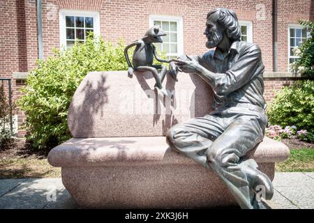 Jim Henson Memorial Kermit The Frog Statue College Park Maryland // COLLEGE PARK, Maryland, Vereinigte Staaten — das Jim Henson Memorial an der University of Maryland zeigt eine Bronzestatue des berühmten Puppenspielers mit seiner berühmten Schöpfung Kermit the Frog. Henson, ein Alumnus der Universität von Maryland, ist in entspannter Pose auf einer Bank zu sehen. Die Gedenkstätte außerhalb der Adele H. Stamp Student Union würdigt Hensons kreatives Erbe und seine Verbindung zur Universität. Stockfoto