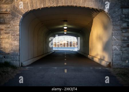 Jefferson Memorial eingerahmt von Tunnel Washington DC // WASHINGTON DC – das Jefferson Memorial ist in der Entfernung über den Potomac River sichtbar, wie durch einen Tunnel unter einer Brücke im Lady Bird Johnson Park. Der Park, benannt nach der ehemaligen First Lady, befindet sich auf Columbia Island im Potomac River. Der Tunnel umrahmt das berühmte Denkmal und bietet eine einzigartige Perspektive auf das Wahrzeichen. Stockfoto