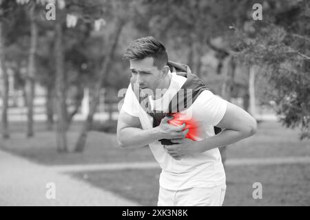 Mann, der unter Schmerzen in der Brust im Freien leidet. Herzerkrankungen Stockfoto