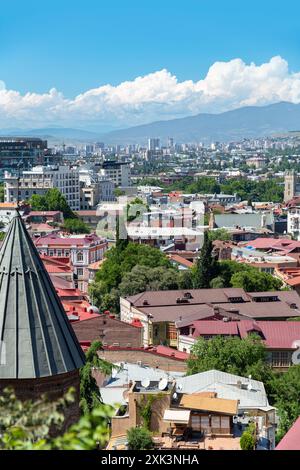 Tiflis, Georgien - 22. JUNI 2024: Panoramablick auf die Stadt Tiflis, die Hauptstadt Georgiens. Stockfoto