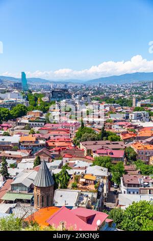 Tiflis, Georgien - 22. JUNI 2024: Panoramablick auf die Stadt Tiflis, die Hauptstadt Georgiens. Stockfoto