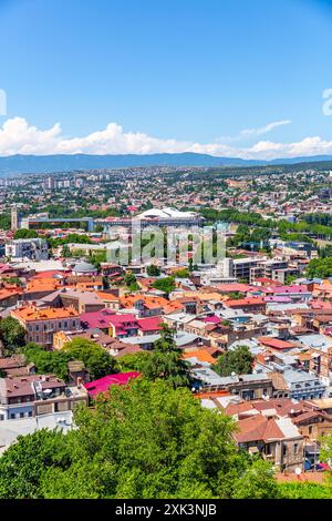 Tiflis, Georgien - 22. JUNI 2024: Panoramablick auf die Stadt Tiflis, die Hauptstadt Georgiens. Stockfoto