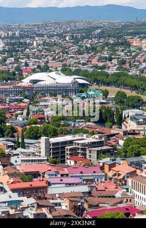 Tiflis, Georgien - 22. JUNI 2024: Panoramablick auf die Stadt Tiflis, die Hauptstadt Georgiens. Stockfoto