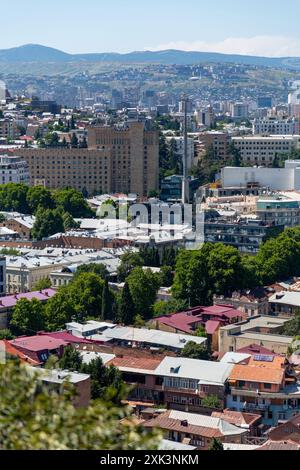 Tiflis, Georgien - 22. JUNI 2024: Panoramablick auf die Stadt Tiflis, die Hauptstadt Georgiens. Stockfoto