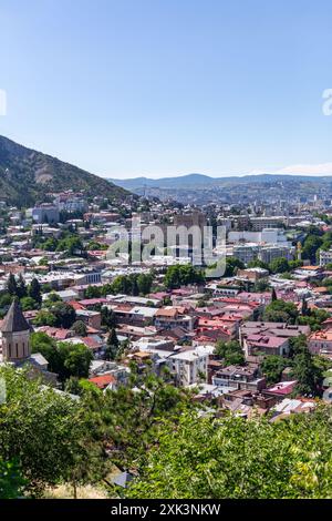 Tiflis, Georgien - 22. JUNI 2024: Panoramablick auf die Stadt Tiflis, die Hauptstadt Georgiens. Stockfoto