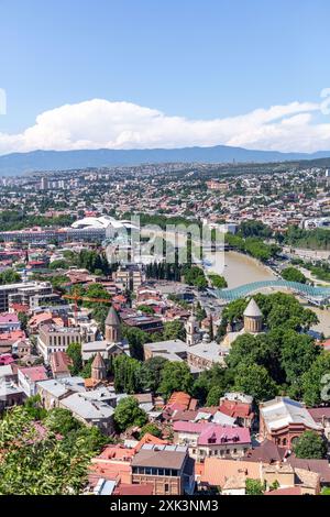 Tiflis, Georgien - 22. JUNI 2024: Panoramablick auf die Stadt Tiflis, die Hauptstadt Georgiens. Stockfoto