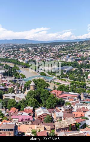 Tiflis, Georgien - 22. JUNI 2024: Panoramablick auf die Stadt Tiflis, die Hauptstadt Georgiens. Stockfoto