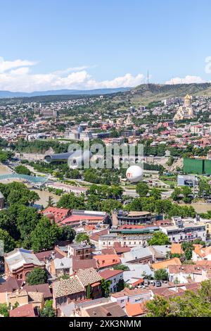 Tiflis, Georgien - 22. JUNI 2024: Panoramablick auf die Stadt Tiflis, die Hauptstadt Georgiens. Stockfoto