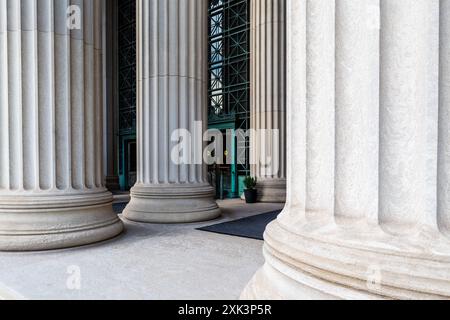 Cambridge, Massachusetts, USA - 7. September 2020: 77 Massachusetts Avenue Eingang zum Massachusetts Institute of Technology - mit - Gebäude 7. Stockfoto