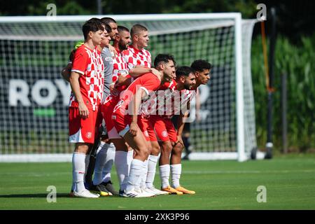 Die Girona FC-Mannschaftsgruppe spielte während des Freundschaftsspiels vor der Saison zwischen Girona FC und Montpellier HSC am 20. Juli 2024 im Ronald Verd Trainingszentrum in Vall den Bas, Girona, Spanien. (Foto: Bagu Blanco / PRESSINPHOTO) Stockfoto