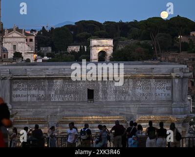 Rom, Italien. Juli 2024. Ein Vollmond ist am Himmel über dem Forum Romanum in Rom, Italien, am 20. Juli 2024 zu sehen. Quelle: Alberto Lingria/Xinhua/Alamy Live News Stockfoto