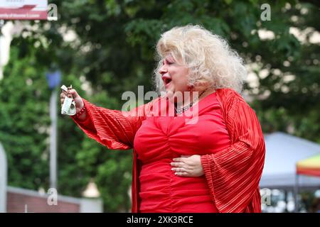 Sunbury, Usa. Juli 2024. Alexus Daniels tritt in einer Drag Show beim ersten jährlichen Sunbury Diversity Festival am 20. Juli 2024 in Sunbury auf. Die City of Sunbury Diversity, Equity and Inclusion Office und die Association for Inklusion, Respect and Equity (AIRE) organisierten die Veranstaltung, die die Vielfalt des Susquehanna Valley mit Händlern, Handwerkern, Speisen und Unterhaltung präsentieren sollte. (Foto: Paul Weaver/SIPA USA) Credit: SIPA USA/Alamy Live News Stockfoto