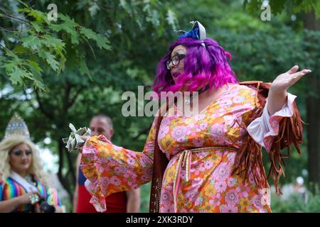 Sunbury, Usa. Juli 2024. Kitty Devil tritt in einer Drag Show beim ersten jährlichen Sunbury Diversity Festival am 20. Juli 2024 in Sunbury auf. Die City of Sunbury Diversity, Equity and Inclusion Office und die Association for Inklusion, Respect and Equity (AIRE) organisierten die Veranstaltung, die die Vielfalt des Susquehanna Valley mit Händlern, Handwerkern, Speisen und Unterhaltung präsentieren sollte. (Foto: Paul Weaver/SIPA USA) Credit: SIPA USA/Alamy Live News Stockfoto