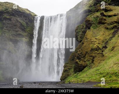 Skógafoss Wasserfall im Süden Islands an einem frühen Sommermorgen Stockfoto