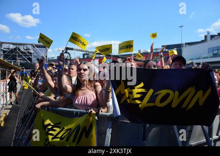 Kiew, Ukraine. Juli 2024. Besucher und Fans freuen sich auf das Musikfestival Atlas United 2024. Zusammen mit der Fundraising-Plattform UNITED24 erhoffen sich die Festivalveranstalter 100 Millionen UAH (Ukrainische Hrywnja) oder rund 2,41 Millionen US$ für den Kauf von Drohnen. Angesichts des andauernden Krieges in der Ukraine stellten die Organisatoren den Besuchern große Luftschutzbunker zur Verfügung. Quelle: SOPA Images Limited/Alamy Live News Stockfoto