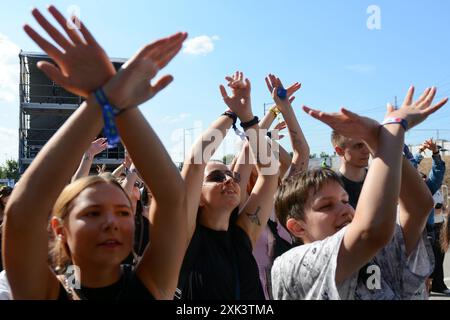 Kiew, Ukraine. Juli 2024. Besucher und Fans freuen sich auf das Musikfestival Atlas United 2024. Zusammen mit der Fundraising-Plattform UNITED24 erhoffen sich die Festivalveranstalter 100 Millionen UAH (Ukrainische Hrywnja) oder rund 2,41 Millionen US$ für den Kauf von Drohnen. Angesichts des andauernden Krieges in der Ukraine stellten die Organisatoren den Besuchern große Luftschutzbunker zur Verfügung. Quelle: SOPA Images Limited/Alamy Live News Stockfoto