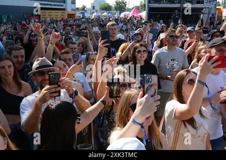 Kiew, Ukraine. Juli 2024. Besucher und Fans freuen sich auf das Musikfestival Atlas United 2024. Zusammen mit der Fundraising-Plattform UNITED24 erhoffen sich die Festivalveranstalter 100 Millionen UAH (Ukrainische Hrywnja) oder rund 2,41 Millionen US$ für den Kauf von Drohnen. Angesichts des andauernden Krieges in der Ukraine stellten die Organisatoren den Besuchern große Luftschutzbunker zur Verfügung. Quelle: SOPA Images Limited/Alamy Live News Stockfoto