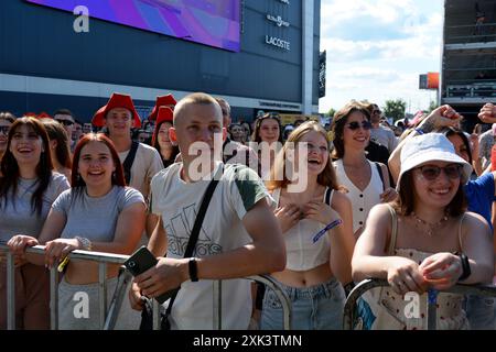 Kiew, Ukraine. Juli 2024. Besucher und Fans freuen sich auf das Musikfestival Atlas United 2024. Zusammen mit der Fundraising-Plattform UNITED24 erhoffen sich die Festivalveranstalter 100 Millionen UAH (Ukrainische Hrywnja) oder rund 2,41 Millionen US$ für den Kauf von Drohnen. Angesichts des andauernden Krieges in der Ukraine stellten die Organisatoren den Besuchern große Luftschutzbunker zur Verfügung. Quelle: SOPA Images Limited/Alamy Live News Stockfoto