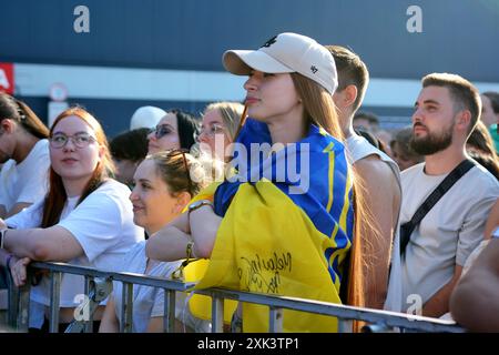 Kiew, Ukraine. Juli 2024. Besucher und Fans freuen sich auf das Musikfestival Atlas United 2024. Zusammen mit der Fundraising-Plattform UNITED24 erhoffen sich die Festivalveranstalter 100 Millionen UAH (Ukrainische Hrywnja) oder rund 2,41 Millionen US$ für den Kauf von Drohnen. Angesichts des andauernden Krieges in der Ukraine stellten die Organisatoren den Besuchern große Luftschutzbunker zur Verfügung. Quelle: SOPA Images Limited/Alamy Live News Stockfoto