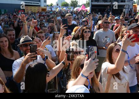 Kiew, Ukraine. Juli 2024. Besucher und Fans freuen sich auf das Musikfestival Atlas United 2024. Zusammen mit der Fundraising-Plattform UNITED24 erhoffen sich die Festivalveranstalter 100 Millionen UAH (Ukrainische Hrywnja) oder rund 2,41 Millionen US$ für den Kauf von Drohnen. Angesichts des andauernden Krieges in der Ukraine stellten die Organisatoren den Besuchern große Luftschutzbunker zur Verfügung. (Foto: Aleksandr Gusev/SOPA Images/SIPA USA) Credit: SIPA USA/Alamy Live News Stockfoto