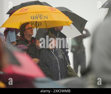 Troon, South Ayrshire, Schottland. 20. Juli 2024; Royal Troon Golf Club, Troon, South Ayrshire, Schottland; die Open Championship Runde 3; Zuschauerunterkunft unter Regenschirmen ganztägig Credit: Action Plus Sports Images/Alamy Live News Stockfoto