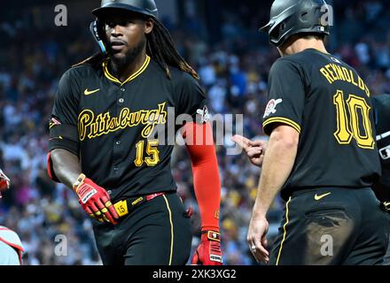 Pittsburgh, Usa. Juli 2024. Der Pittsburgh Pirates-Outfield Bryan Reynolds (10) begrüßt den Shortstop Oneil Cruz (15) der Pittsburgh Pirates, der am Samstag, den 20. Juli 2024 in Pittsburgh gegen die Philadelphia Phillies im PNC Park ankam. Foto: Archie Carpenter/UPI Credit: UPI/Alamy Live News Stockfoto