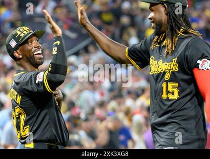 Pittsburgh, Usa. Juli 2024. Andrew McCutchen (22) begrüßt Pittsburgh Pirates Shortstop Oneil Cruz (15) nach dem Sieg 4-1 gegen die Philadelphia Phillies im PNC Park am Samstag, den 20. Juli 2024 in Pittsburgh. Foto: Archie Carpenter/UPI Credit: UPI/Alamy Live News Stockfoto