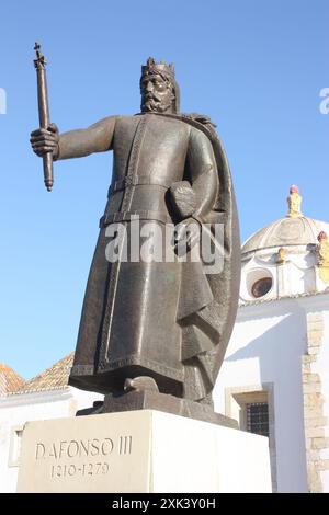 Statue von Don Afonso III. Vor dem Kloster unserer Lieben Frau von Himmelfahrt / Stadtmuseum Faro in der Altstadt von Faro, Algarve, Portugal Stockfoto