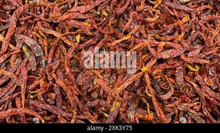 Draufsicht von trockenem rotem Chili im Supermarkt. Ein gesundes Ernährungskonzept. Stockfoto