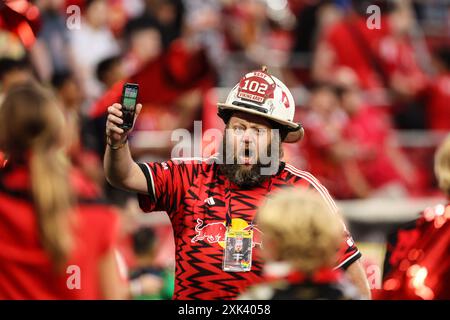 Harrison, NJ, USA. Juli 2024. Ein Red Bull-Fan nimmt die Festlichkeiten vor dem Spiel vor einem MLS-Spiel zwischen dem FC Cincinnati und den New York Red Bulls in der Red Bull Arena in Harrison auf Mike Langish/CSM/Alamy Live News Stockfoto