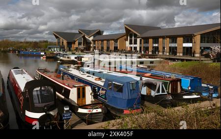 Canal Schmalboote und Langboote liegen in Mercia Marina in den West Midlands, England, Großbritannien Stockfoto