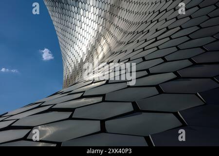 Sechseckige Fliesen auf der Außenseite des Soumaya Museums, Granada, Mexiko-Stadt Stockfoto