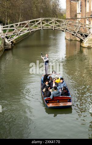Menschen auf einem Punt auf dem Fluss Cam in der Nähe der Mathematical Bridge, Cambridge, Cambridgeshire, England, Großbritannien Stockfoto