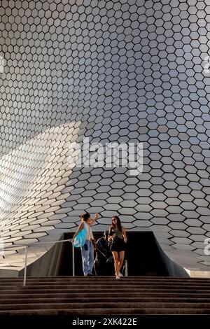 Zwei Frauen verlassen das Soumaya Museum in Granada, Mexiko-Stadt Stockfoto