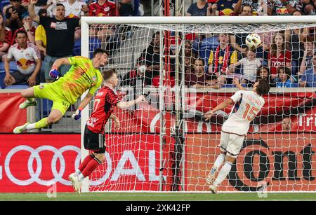 Harrison, NJ, USA. Juli 2024. FC Cincinnati Torhüter Roman Celentano (18) lenkt den Schuss während eines MLS-Spiels zwischen dem FC Cincinnati und den New York Red Bulls in der Red Bull Arena in Harrison ab Mike Langish/CSM/Alamy Live News Stockfoto