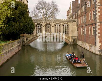 Junge Leute auf einem Punt auf dem Fluss Cam in Cambridge, England, Großbritannien, in der Nähe der Seufzerbrücke, King's College Stockfoto