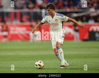 Harrison, NJ, USA. Juli 2024. FC Cincinnati Verteidiger Bret Halsey (15) während eines MLS-Spiels zwischen dem FC Cincinnati und den New York Red Bulls in der Red Bull Arena in Harrison, NJ Mike Langish/CSM/Alamy Live News Stockfoto