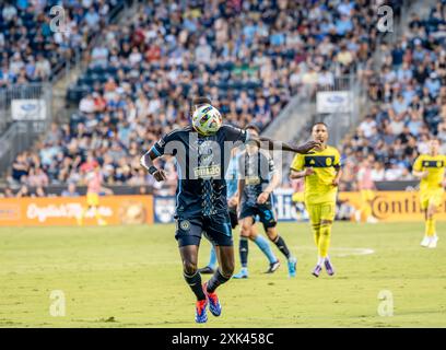 Chester, Pennsylvania, USA. Juli 2024. Philadelphia Union Spieler DAMION LOWE (17) kämpft um den Ball gegen Nashville SC während des Spiels im Subaru Park (Foto: © Ricky Fitchett/ZUMA Press Wire) NUR FÜR REDAKTIONELLE VERWENDUNG! Nicht für kommerzielle ZWECKE! Quelle: ZUMA Press, Inc./Alamy Live News Stockfoto