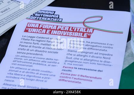 Rom, Italien. Juli 2024. Ein Flyer für das Referendum gegen differenzierte Autonomie auf dem Testaccio-Markt in Rom (Foto: Matteo Nardone/Pacific Press) Credit: Pacific Press Media Production Corp./Alamy Live News Stockfoto