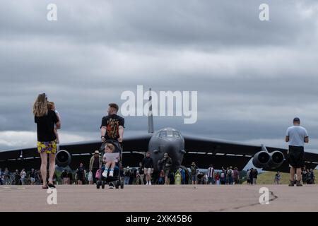 Während des Royal International Air Tattoo 2024 bei RAF Fairford, Cirencester, Großbritannien, 20. Juli 2024, laufen die Menschenmassen an der Boeing B-52H Stratofortress der 20. BOMBENSTAFFEL der United States Air Force vorbei (Foto: Cody Froggatt/News Images) Stockfoto