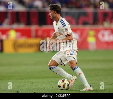 Harrison, NJ, USA. Juli 2024. FC Cincinnati Verteidiger Bret Halsey (15) während eines MLS-Spiels zwischen dem FC Cincinnati und den New York Red Bulls in der Red Bull Arena in Harrison, NJ Mike Langish/CSM/Alamy Live News Stockfoto