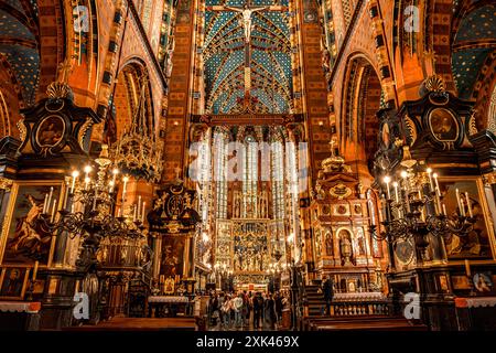 Das Innere der Marienkirche in Krakau mit atemberaubender gotischer Architektur und raffinierten Dekorationen. Stockfoto