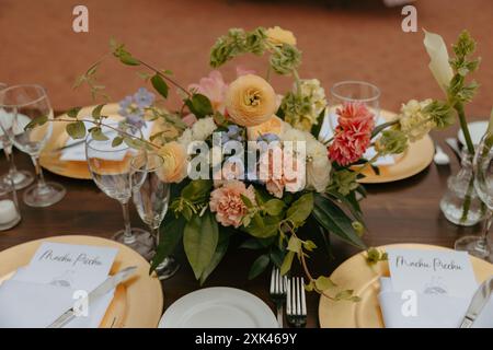 Ein wunderschön gestalteter Hochzeitstisch mit Blumenmotiv und elegantem Geschirr Stockfoto