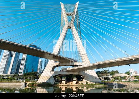 Ein Blick auf die Octavio Frias de Oliveira Brücke in Sao Paulo, Brasilien, mit Wolkenkratzern im Hintergrund und einem klaren blauen Himmel. Stockfoto