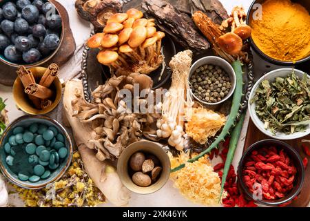 Gesundes natürliches Adaptogen. Kräuter, Gewürze, Pilze auf hellem Hintergrund. Nervine Food Kollektion. Draufsicht Stockfoto