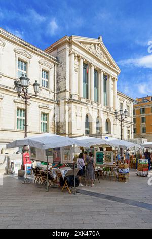 Vintage-Plakate auf dem Second-Hand-Buchmarkt am Place du Palais de Justice, Old Nizza, Provence-Alpes-Côte d'Azur, Alpes-Maritimes, Frankreich Stockfoto