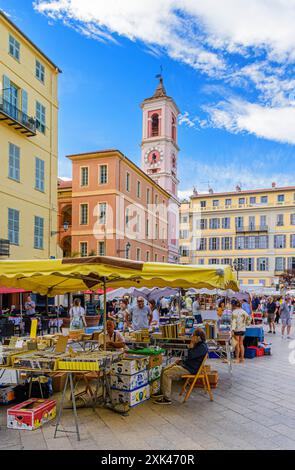 Antiquitätenmarkt und Antiquitätenmarkt am Place du Palais de Justice, Altstadt von Nizza, Provence-Alpes-Côte d'Azur, Alpes-Maritimes, Frankreich Stockfoto