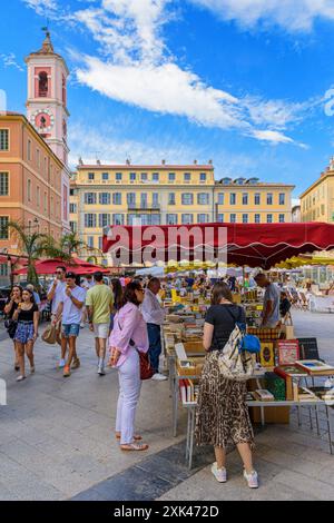 Antiquitätenmarkt und Antiquitätenmarkt am Place du Palais de Justice, Altstadt von Nizza, Provence-Alpes-Côte d'Azur, Alpes-Maritimes, Frankreich Stockfoto