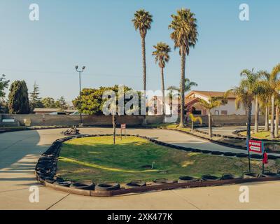 Santa Maria, Kalifornien, USA - 20. Juli 2024. Leute, die an einem sonnigen Tag auf einer Rennstrecke eine Gokart-Fahrt genießen. Stockfoto